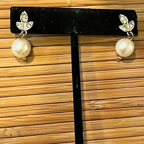 Beautiful leaf Pearl Earrings - Picture 2 of 3